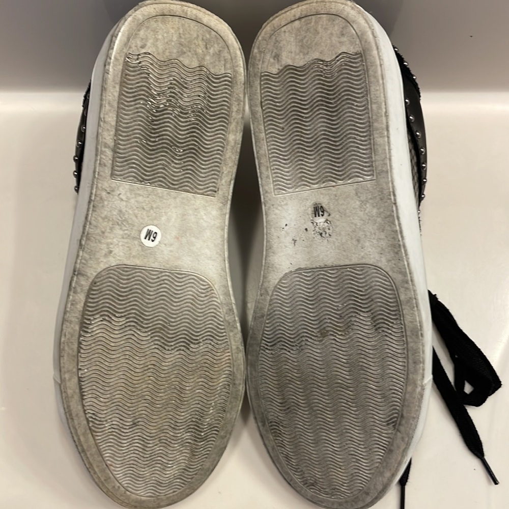 Sneakers - Picture 8 of 8